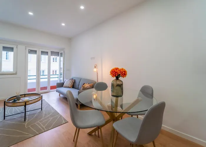 Bright 3br W/ 2 Baths - Near Graca & Tagus | By Airnest Διαμέρισμα