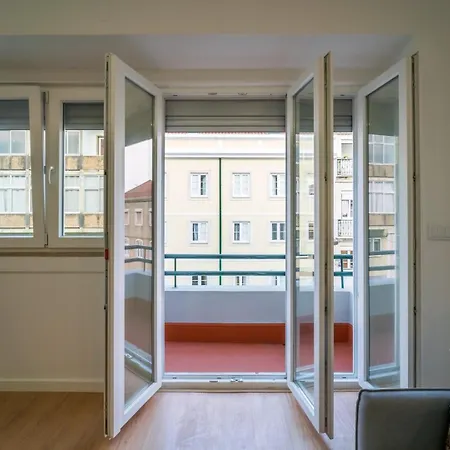 Bright 3br W/ 2 Baths - Near Graca & Tagus | By Airnest 리스본