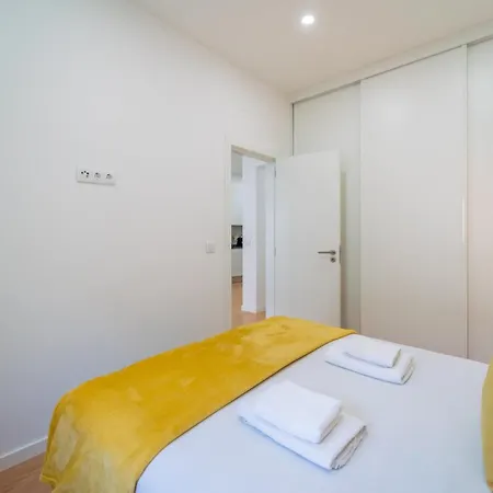 Bright 3br W/ 2 Baths - Near Graca & Tagus | By Airnest Apartmán