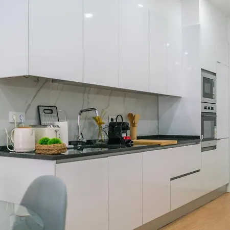 Bright 3br W/ 2 Baths - Near Graca & Tagus | By Airnest Apartmán