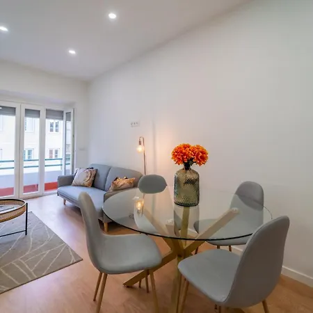 Bright 3br W/ 2 Baths - Near Graca & Tagus | By Airnest Apartment