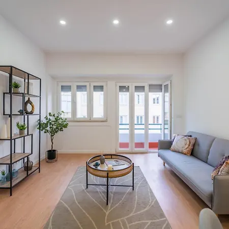 Bright 3br W/ 2 Baths - Near Graca & Tagus | By Airnest Διαμέρισμα *