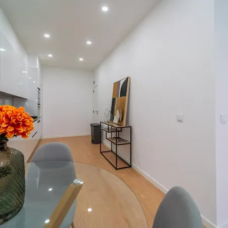 Διαμέρισμα Bright 3br W/ 2 Baths - Near Graca & Tagus | By Airnest *