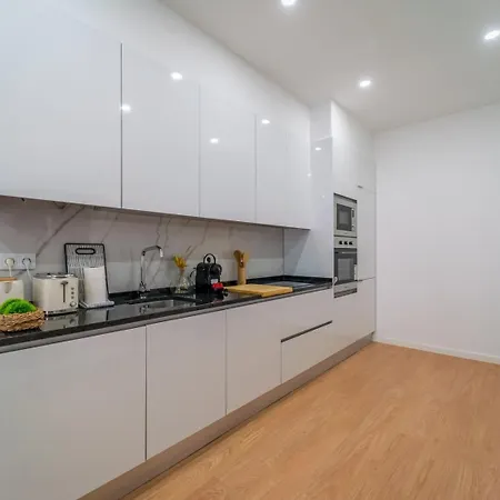 Διαμέρισμα Bright 3br W/ 2 Baths - Near Graca & Tagus | By Airnest *