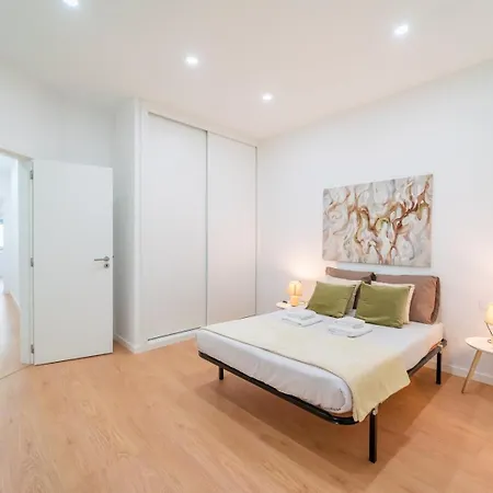 Daire Bright 3br W/ 2 Baths - Near Graca & Tagus | By Airnest