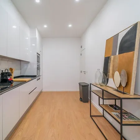 Daire Bright 3br W/ 2 Baths - Near Graca & Tagus | By Airnest