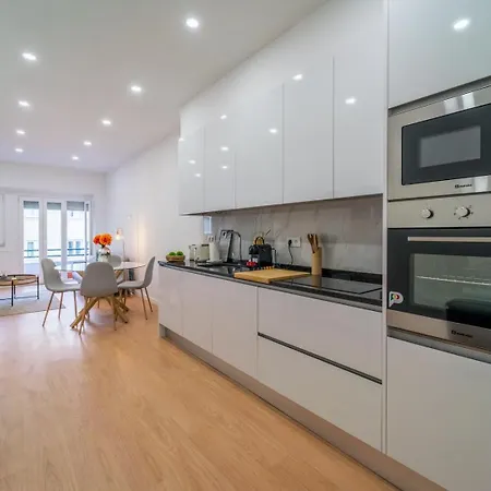 Daire Bright 3br W/ 2 Baths - Near Graca & Tagus | By Airnest *