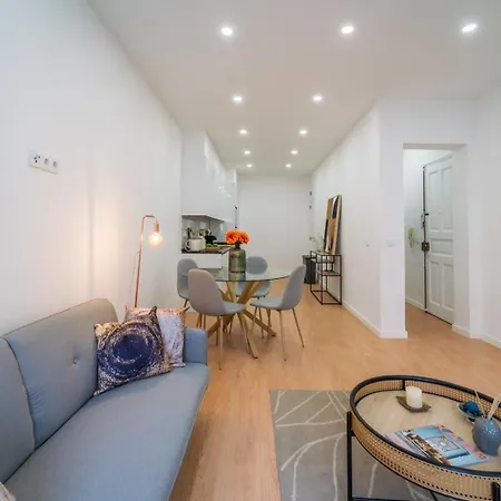 Daire Bright 3br W/ 2 Baths - Near Graca & Tagus | By Airnest